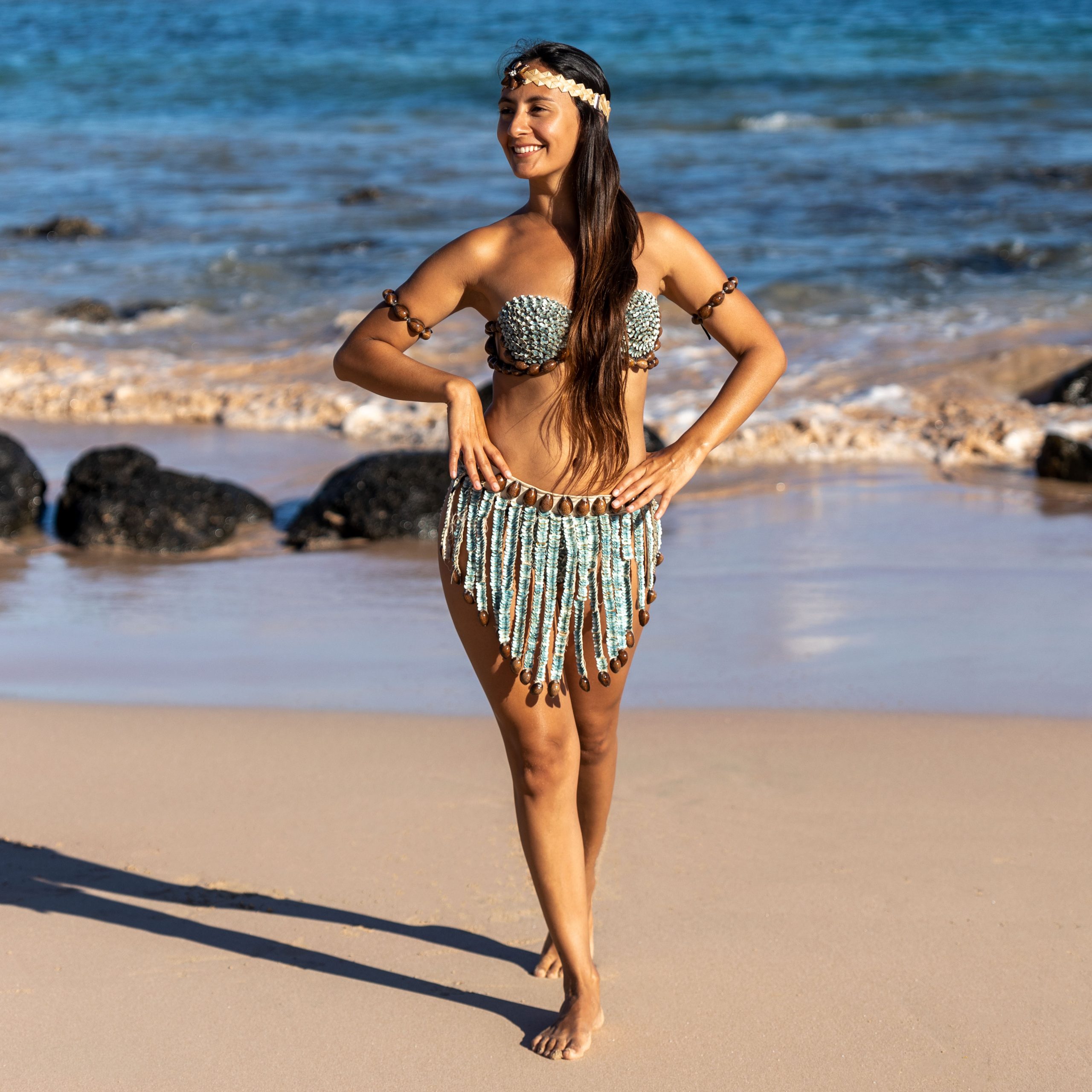 Modello con costume a conchiglia