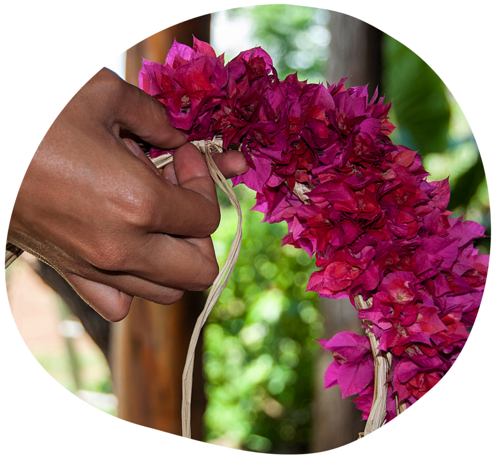 Die Bedeutung der Blumen im Leben und der Kultur Polynesiens 13 Erstellung eines Blumenkranzes auf der Osterinsel